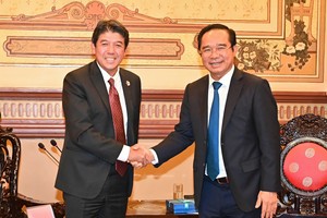 市人委会主席阮文得接见本市日本商会新任主席久米邦彦。