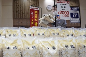 图为 5月31日上午，东京都大田区“伊藤洋华堂大森店”的货架上摆放着的储备米。（图：共同社）