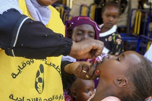 一名护士为小童接种口服霍乱疫苗。（图：AFP）