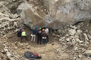 6月1日，在印度尼西亚井里汶，救援人员在事发采石场开展救援（无人机照片）。（图：新华社）