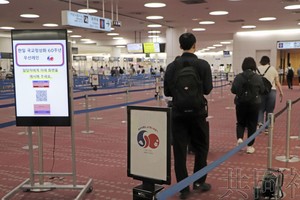 图为6月1日上午，在东京羽田机场第3航站楼使用韩国人专用入境审查通道的旅客。（图：共同社）