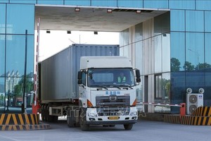 北仑二桥口岸进出口贸易活动繁忙。