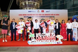 岘港市举行欢迎迪拜至岘港首班航班的活动。