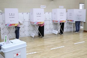 韩国选民在首尔一处投票站等待投票。（图：新华社）