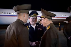 俄罗斯内务部副部长舒利卡（中）5月26日率团访问平壤，朝鲜官员到机场迎接。 （图：AFP）