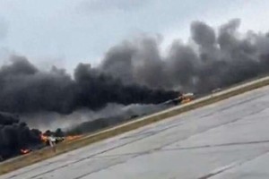 乌克兰无人机袭击俄罗斯一机场上停留的轰炸机。（图：互联网）