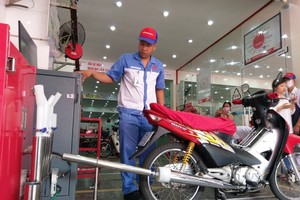 河内和本市将对排气检验时间推迟至2027年7月1日。图为一辆摩托车正在接受排放测试。（图：互联网）