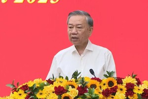 苏林总书记在会议上发表讲话。