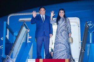 政府总理范明政和夫人黎氏碧珍向大家挥手致意。（图：VGP）