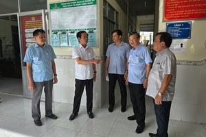 6月8日上午，芹苴市领导亲往视察一乡坊办公室。