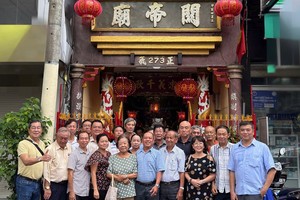第三郡左闾关帝庙诸位理事会成员和嘉宾在庙前合影留念。