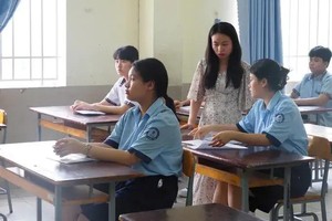 图为考生在平盛郡栋多中学考场参加 2025-2026 学年十年级公立学校入学考试。
