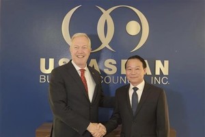 农业与环境部部长杜德维与美国—东盟商务理事会主席兼首席执行官特德·奥修斯。（图：越通社）