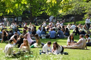 英国今年春季异常温暖，许多伦敦民众在圣詹姆斯公园尽情享受阳光。（图：路透社）