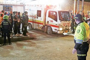 6月7日，在哥伦比亚波哥大，救护车转运伤者。（图：互联网）