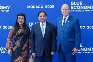 摩纳哥亲王阿尔贝二世和政府总理范明政及夫人合影。（图：越通社）