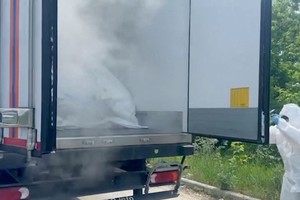 一辆载有乌克兰军人遗体的货车停在一处未知地点，俄方说，这些遗体将移交乌克兰。（图：路透社）