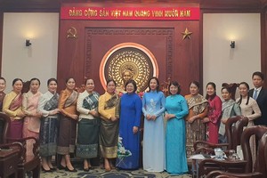 市委组织处主任文氏白雪（中）同老挝首都万象妇联会代表团合影留念。（图：瑞宇）