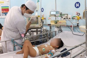 一名感染手足口病的儿童正在市儿童一医院接受治疗。（示意图：丹芳）