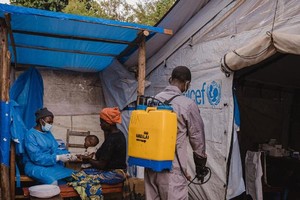 图为 2024年9月6日，联合国儿童基金会培训的卫生员在刚果民主共和国南基伍省卡武穆医院对猴痘隔离和治疗病房进行消毒。（图：联合国儿童基金会）