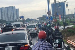 汽车和摩托车在安富交通枢纽的高速公路入口排起了长龙。