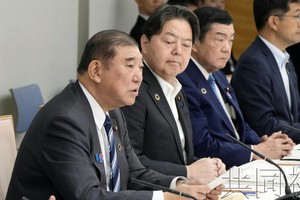 6月10日上午于官邸，日本首相石破茂（左一）在可持续发展目标（SDGs）推进总部会议上致辞。（图：共同社）