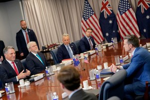 图为美国国防部长赫格塞思2月在华盛顿与澳洲国防部长马尔斯会谈。(图：路透社)