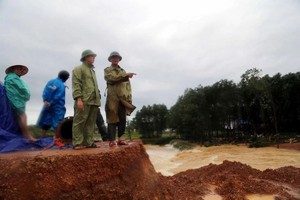 广平省领导亲往视察“夜蓝”水坝情况。