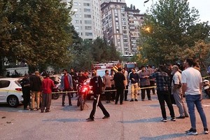 2025年6月13日，以色列袭击后，人们聚集在伊朗德黑兰街头。（图：路透社）