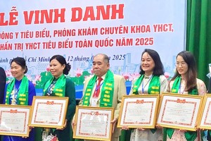 穆萨罕尼法医师（右三）代表慈善诊所领取表彰。