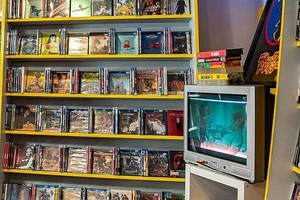 影音店涵盖家庭录影带、数码多功能光碟等格式的影视作品。