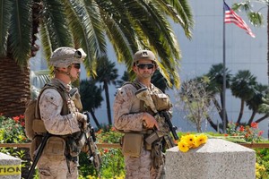 6月13日，美国海军陆战队士兵在洛杉矶威尔希尔联邦大楼的入口处站岗。（图：新华社）