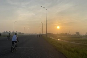 本月15日中午，河内气温高达35摄氏度，从清晨5时就艳阳高照。（图：福厚）