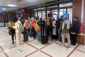 入境尼泊尔的旅客正在办理所需手续。（示意图：互联网）