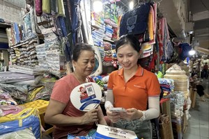 传统市场商贩使用无现金支付。