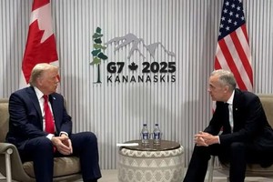 2025年6月16，加拿大卡纳纳斯基斯，美国总统唐纳德·特朗普在七国集团峰会期间与加拿大总理马克·卡尼会面。(图：AP） 