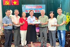 第六郡红十字会向本报赠送蛋糕表示祝贺。