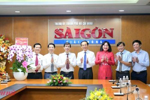 市委书记阮文年探望并祝贺《西贡解放报》。