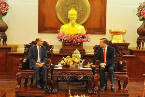 芹苴市人委会主席张景宣（右）接见印度驻越南特命全权大使桑迪普·阿里亚。（图：越通社）