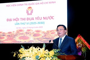 中央理论委员会主席阮春胜教授出席大会并发表讲话。（图：）