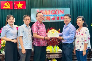 第五郡第一坊向本报编委文忠孝赠送蛋糕。