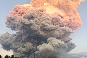勒沃托比火山喷发出大团蘑菇状火山灰云。（图：互联网）