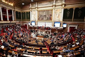 当地时间17日，法国议会以261票赞成和107票反对通过了一项法案，允许将数百万吨二氧化碳运往国外储存在海底。（图：互联网）