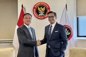 越南公安部副部长范世松中将与印尼国家反恐局副局长安迪卡·克里斯纳尤丹托（Andhika Chrisnayudhanto）。（图：越通社）