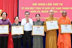 市委副书记、市越南祖国阵线委员会主席阮福禄各集体和个人颁发奖状。