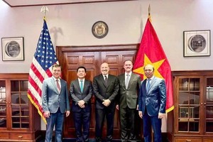 越南工贸部部长、越方首席谈判代表阮鸿延与美国商务部长霍华德·卢特尼克及美国贸易代表大使贾米森·格里尔。（图：越通社）