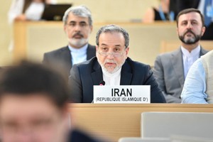 6月20日，在瑞士日内瓦万国宫，伊朗外交部长阿拉格齐（中）在联合国会议上发言。（图：新华社）
