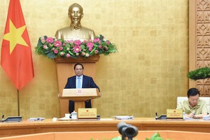 政府总理范明政（站）主持会议。（图：VGP）