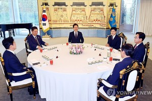 6月22日，在首尔龙山区汉南洞的总统官邸，韩国总统李在明邀请朝野两党领导人共进午餐。左起顺时针方向依次为总统室秘书室长姜勋植、执政党共同民主党代理党首兼党鞭金炳基、李在明、最大在野党国民力量紧急对策委员会委员长（临时领导人）金龙泰、国民力量党鞭宋彦锡、总统室政务首秘禹相虎。（图：韩联社）