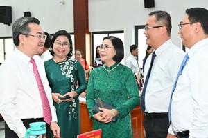 市委常务副书记阮青毅与第十一郡历代原领导和现任领导交谈。